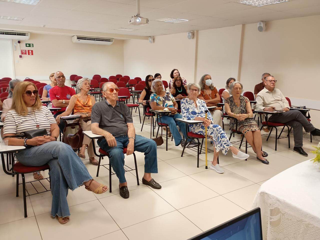 psicanalista Adilton Medeiros em evento da COFAM